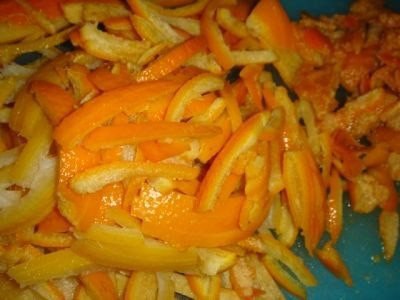 Делаем цукаты.Ингредиенты:- кожура от 5 больших апельсинов - 2 стакана сахара + обсыпка - вода - ...