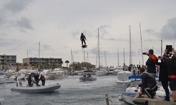 Ховерборд Flyboard Air побил рекорды всех остальных ховербордов.Помните, недавно мы рассказывали вам ...