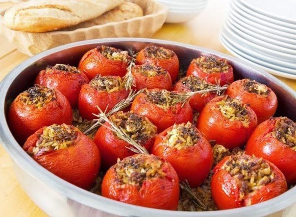 Запеченные помидоры с мясом.Ингредиенты:Говяжий фарш — 200 гПомидоры — 6 шт.Рис — 100 гРепчатый лук ...