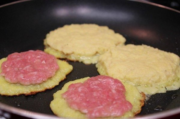 Картофельные драники с мясом.Ингредиенты:вода 2 ст. л.картофель 1.2 кглук 2 шт.мука 2 ст. л.сметана ... - 5