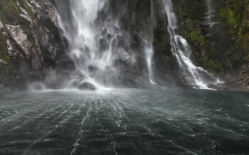   (Milford Waterfall),   ,  .