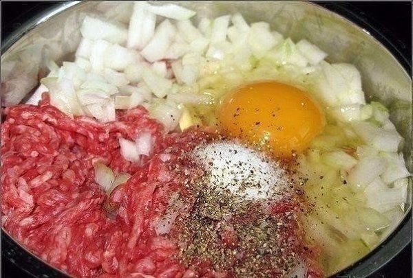 Треугольные котлетки.Ингредиенты:Вафельные коржиФаршЛук репчатыйЗеленьСпецииЯйцаПриготовление:Тут ... - 4