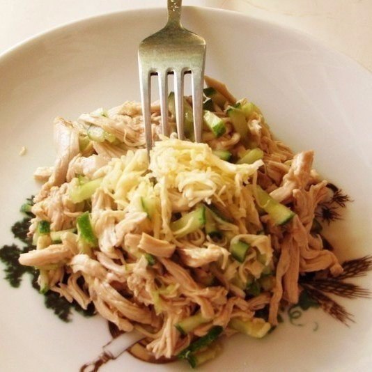Салат с курицей и огурцами.на 100грамм - 96.78 ккал, Б/Ж/У - 16.95/2.38/1.9Ингредиенты:Куриная ...