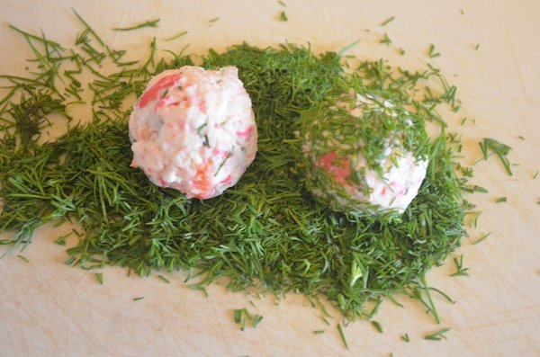 Сырные шарики с крабовыми палочками. Закуска из крабового мяса (или палочек) очень популярна. ... - 8