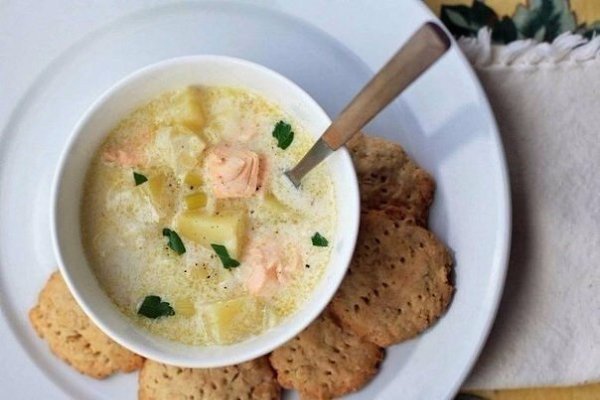 Уха из форели по-фински.Ингредиенты:Картофель — 5 шт.Форель — 700 гСливки 20%-ные — 500 млРепчатый ...