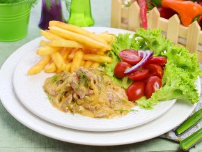 БЕФСТРОГАНОВ С СОЛЕНЫМИ ОГУРЦАМИ.Бефстроганов или говядина по-строгановски - это говядина, ...