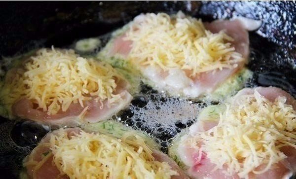 Нежнейшие куриные отбивные с сыром. Ингредиенты: Куриная грудка — 500 г Сыр — 150 г Яйца — 2 шт. ... - 7