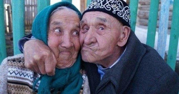 Я буду старушкой, а ты — старичком, С седыми усами, таким бодрячком, Под ручку вдвоем по осенним ...
