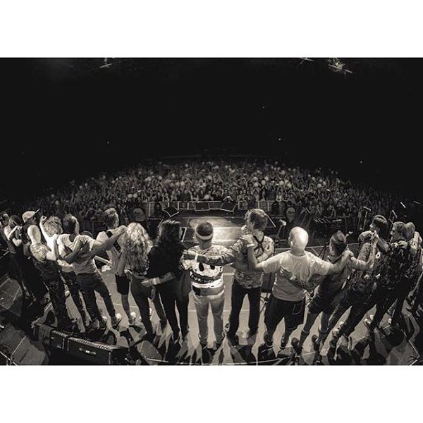 За этот неполный месяц мы заебашили десять концертов. Отмечали дни рождения в самолётах, ресторанах, ...