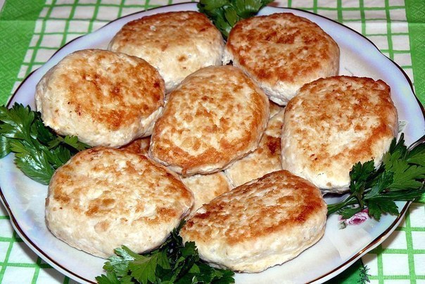 Котлеты из куриного филе.Ингредиенты:1 кг куриного филе1/4 батона1 луковица1 яйцоподсолнечное ...