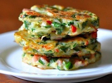 Драники с овощами.Ингредиенты:КартофельЛукМорковьПерецЯйцаМукаРастительное маслоПриготовление:1. ...