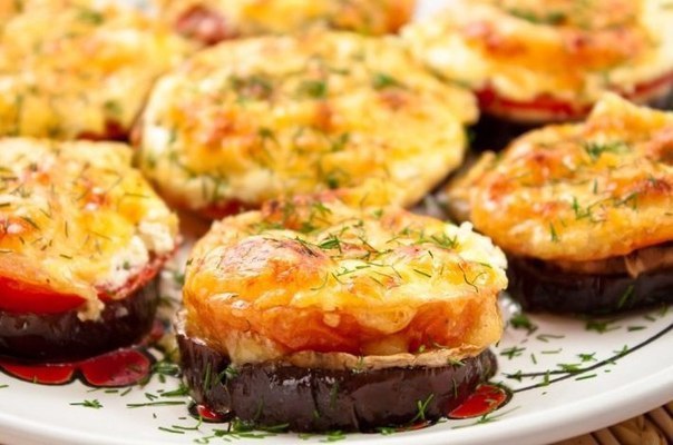 Баклажаны, запеченные с сыром и помидорами. Ингредиенты: Баклажаны 500 гр. Помидоры 500 гр. Сметана ...