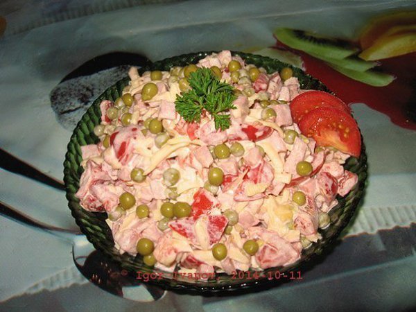 Сборный салат с помидорками и ветчиной. Уверен, что аналогичный салат до меня уже кто-нибудь ...