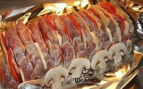 МЯСО "ГАРМОШКА" ИНГРЕДИЕНТЫ: мясо мякоть (свинина/говядина)- 1 кг (+-) помидор- 2 шт сыр ...