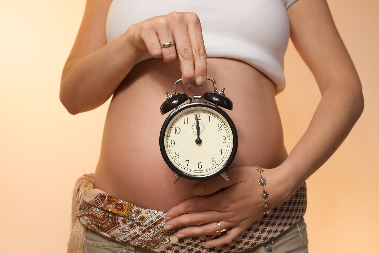 Схватки утром. Картинки беременных женщин. Беременный живот и часы.