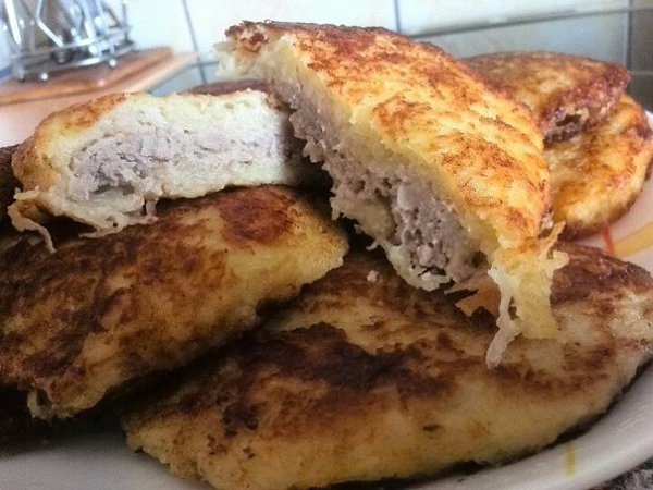 Колдуны (драники с мясом).Автор: Юлия УсенковаРецепт: Картошку и 1луковицу натереть на мелкой тёрке, ...