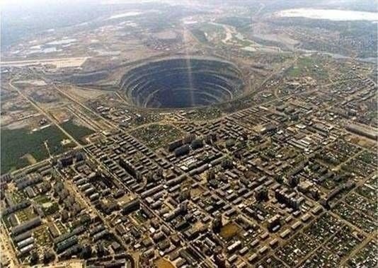 Самая большая дыра на планете.В этом огромном карьере добывают алмазы. Расположен он под городом ...