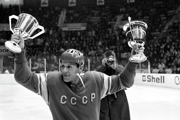 Капитан сборной СССР Вячеслав Старшинов с Кубками чемпионов мира и Европы на XXXVI чемпионате мира ...