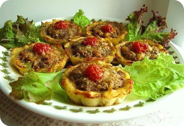 Тефтели в картофельных корзиночках.Потребуется:4-5 картофелин; 1 ст. ложка муки; 300 г смешанного ...