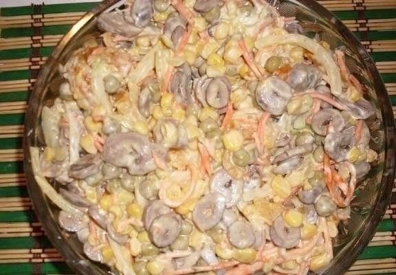 Салат «Мистический» - вкусный, интересный и неординарный салат.Ингредиенты:- 500 грамм куриных ...