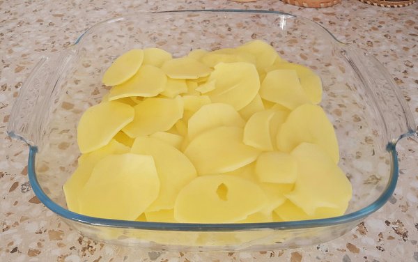 МЯСО С КАРТОФЕЛЕМ.ИНГРЕДИЕНТЫ: Свинина - 400 гр. Картофель - 4 шт. Помидоры - 2 шт. Луковица Чеснок ... - 3