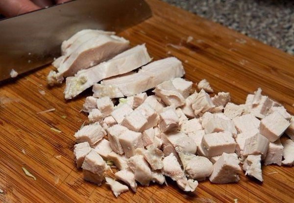 Салат из свежей капусты с курицей. Настоящий сезонный зимний салат с вареной курицей и хрустящими ... - 4