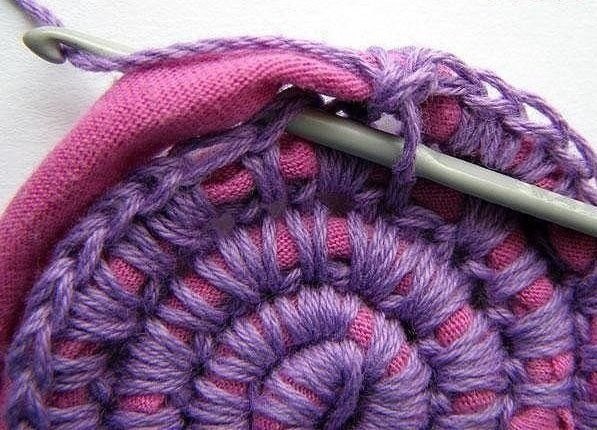 Вязаный коврик из футболок и остатков пряжи - 8