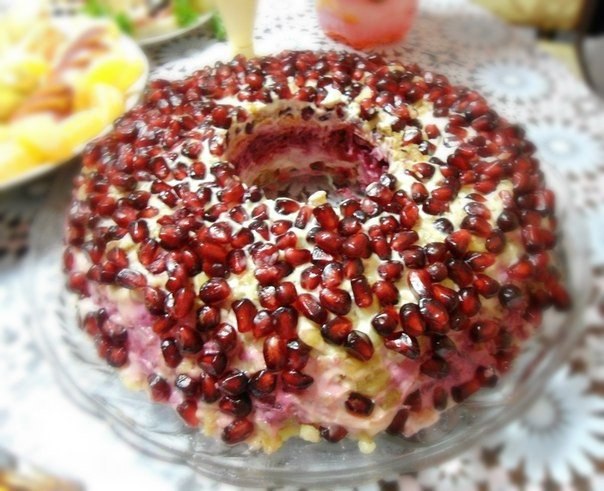 Гранатовый браслет (с копченым окорочком).Автор: Лидия Лебедева1 копченый окорочок, 2 вар. моркови,2 ...