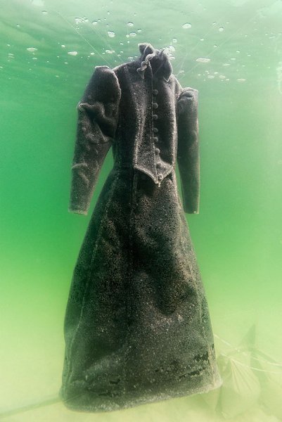 Это платье поместили на два года в Мёртвое море