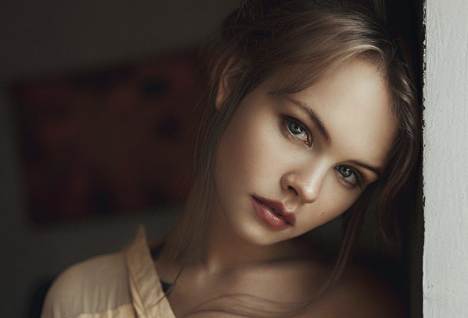 Р. Женщины любят заботу, Искренний, радостный смех, Кофе в постель по субботам, Не бриллианты и мех. ...