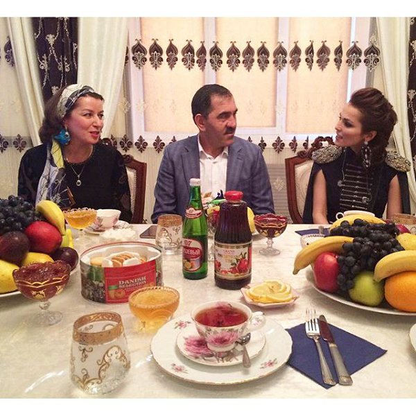 Открытыми сердцами, накрытыми столами... - всё лучшее, что имеют предложили, как и принято на ...