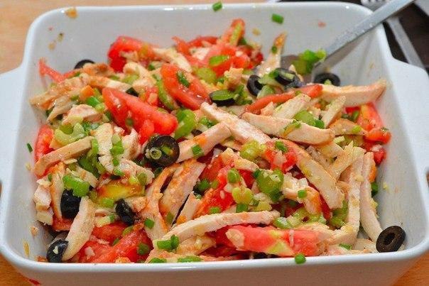 Салат из курицы с оливками. Ингредиенты: Куриная грудка — 2 шт. Помидор — 2 шт. Черные оливки (б/к) ...