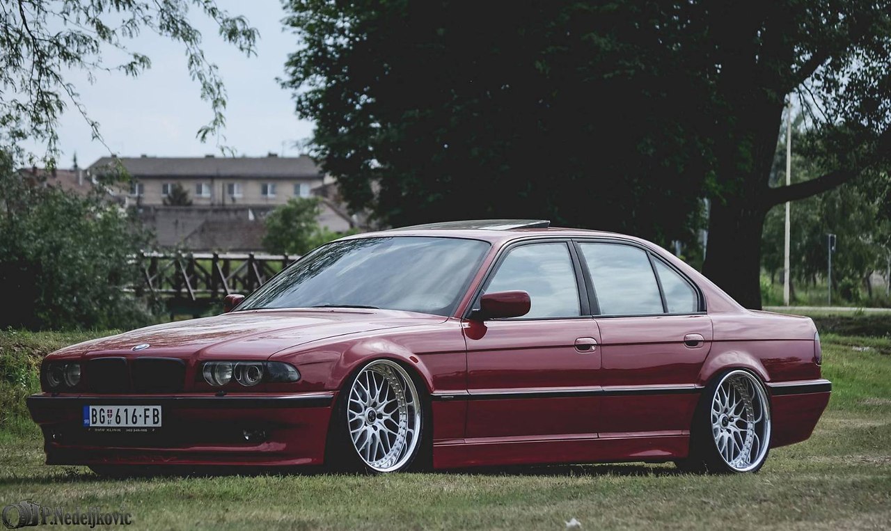 BMW (E38)