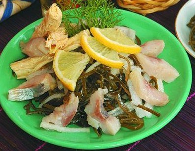 Салат из сельди с морской капустой.Ингредиенты:Филе малосольной сельди - 200 г.Морская капуста ...