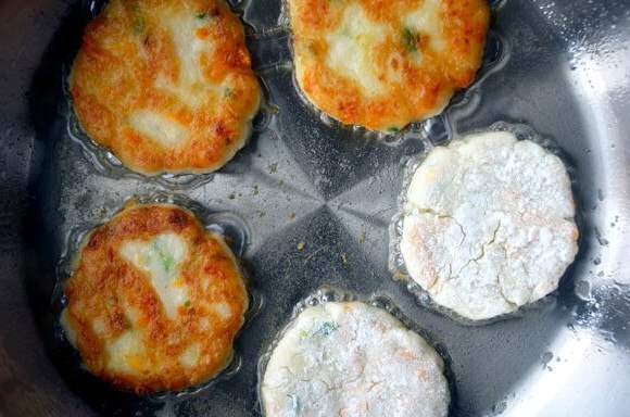 Оладьи из картофельного пюре. Отличный рецепт приготовления оладьев из картофельного пюре, зелени и ... - 4