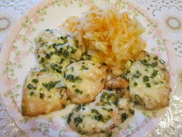 Куриная грудка с сыром.Куриную грудку порезать на кусочки, посолить, поперчить, можно добавить любые ...