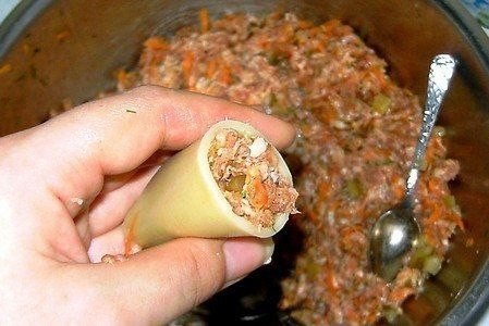 Фаршированные каннеллони, запеченные с сыром.Ингредиенты:— Каннеллони — 1 упаковка (400 грамм);— ... - 5