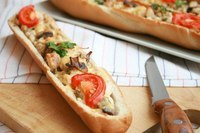 Багет, фаршированный курочкой и грибами.Ингредиенты:Багет — 2 шт.Куриное филе — 1 шт.Шампиньоны — ...