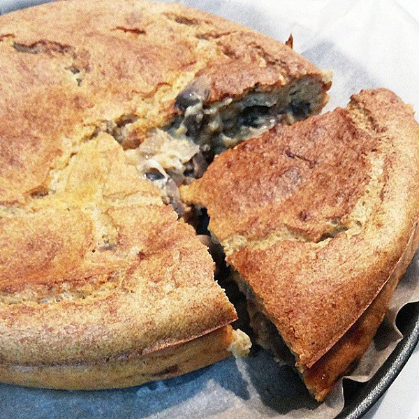 Пирог с грибами, луком и сыром.Ингредиенты:Для теста:Творожок сметонообразный — 100 гКефир 1% — 300 ...