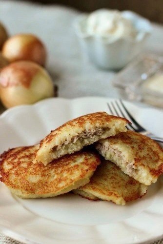 Картофельные драники с мясом.Ингредиенты:вода 2 ст. л.картофель 1.2 кглук 2 шт.мука 2 ст. л.сметана ... - 8