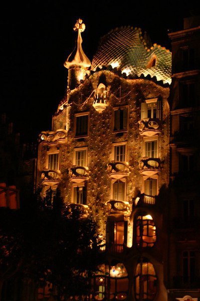 Antoni Gaud.Casa Batlo at night - 2