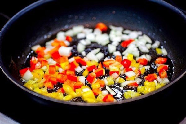Бразильский салат с пряной свининой, баклажанами и сыром фета.Ингредиенты:Вырезка свиная — 100 ... - 3