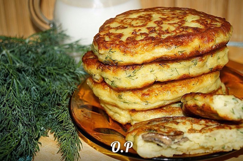 Картофельные оладьи с грибами.Автор: Ольга Романова Для приготовления понадобится: картофель- 500 гр ...