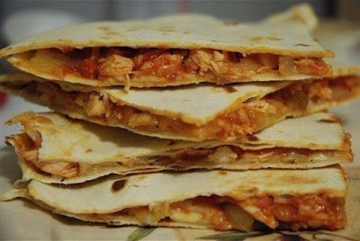 Кесадилья с курицей и чеддером.Ингредиенты:Филе куриное — 1 шт.Лук репчатый — 1 головкаСыр чеддер ...