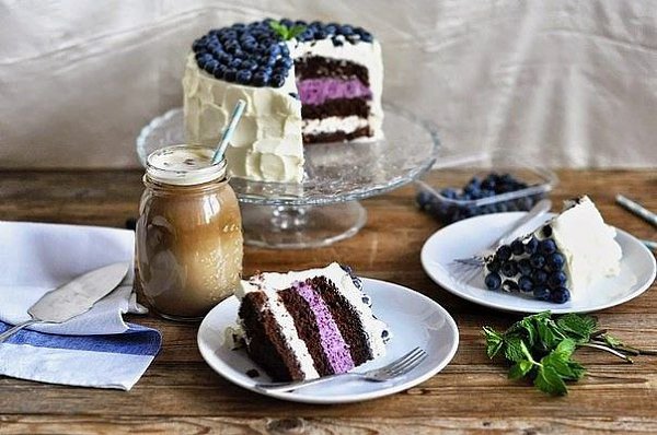 Шоколадный торт с черничным муссом.Тортик этот совсем не сложный. Во первых бисквит этот,мой любимый ...