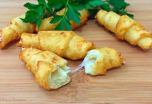 КАРТОФЕЛЬНЫЕ РОГАЛИКИ С СЫРОМ.ИНГРЕДИЕНТЫ:Тесто: 200 г картофеля 100 г муки, зависит от картофеля, ...