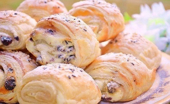 Топ-9 рецептов вкуснейшей выпечки.1. Слоёнки с творожной начинкой и изюмомИнгредиенты:- Тесто ...