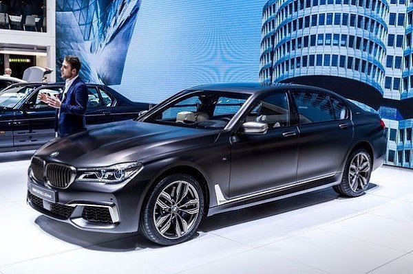 BMW M760Li