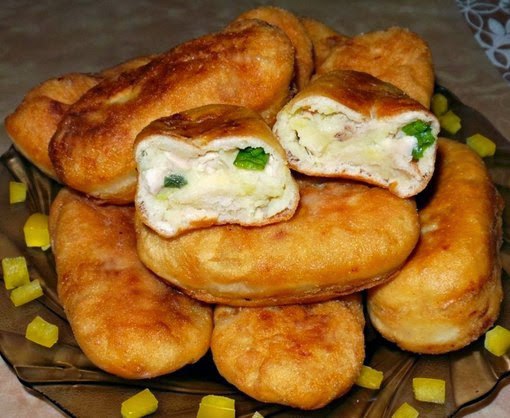 Пирожки жареные из нежного и воздушного дрожжевого теста с куриным мясом,зелёным луком и ...