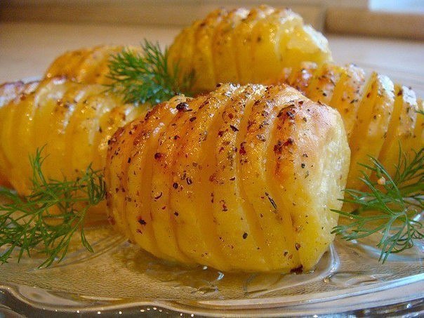 Картошечка неимоверно вкусная! .1. Почистить картошку2. Взять столовую ложку и поместить в неё ...